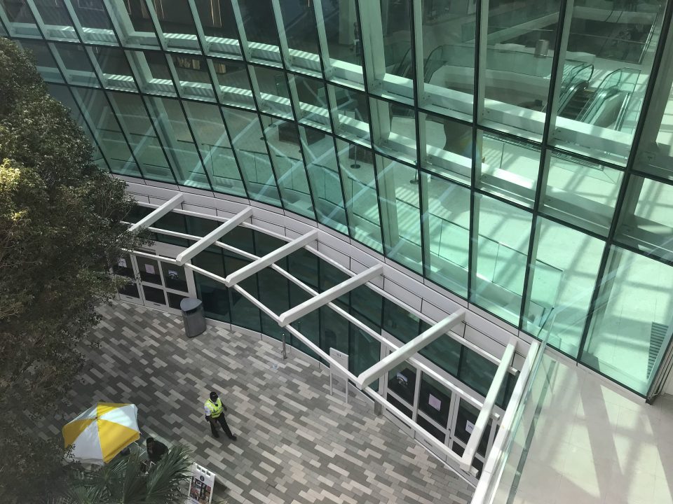 تفاوت کرتین وال و فریم لس
